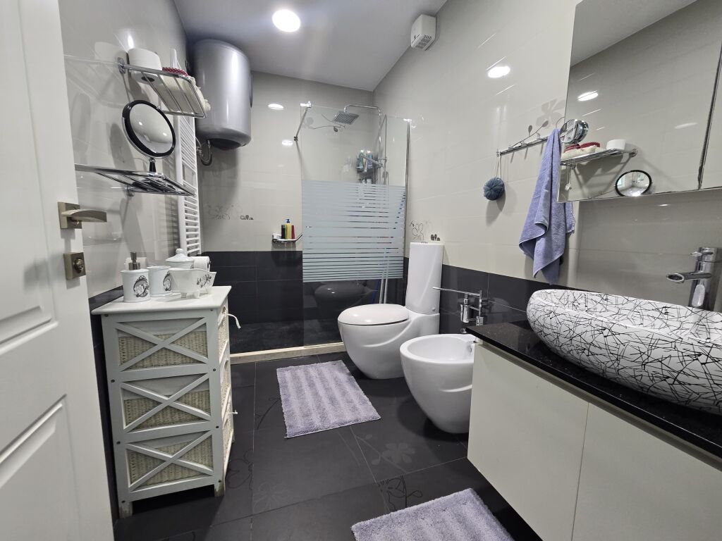 Apartament 2+1+2+Balkone+Post Parkimi me Qira Te Vila Gold