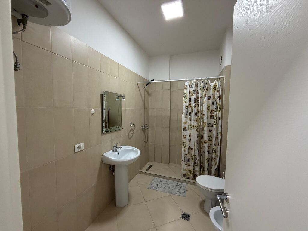 Appartamento 1+1 in affitto a 5 Maji  L'appartamento si trova in un edificio nuovo, con condizioni moderne e alta qualità costruttiva.  * Superficie: 70 m² * Piano: 2 * Organizzazione: 1 camera da letto + soggiorno con cucina * Arredamento: completamente nuovo, mai abitato prima  💰 Prezzo: 55.000 lek/mese