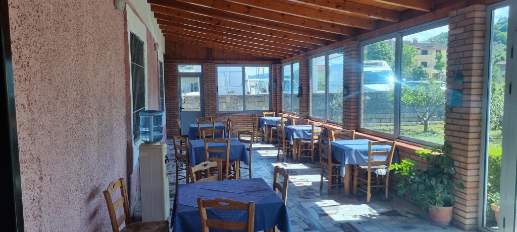 Ofrohet për shitje Bar-Kafe në rrugën nacionale Berat–Lushnjë, në fshatin Syzes, buzë rrugës kryesore.