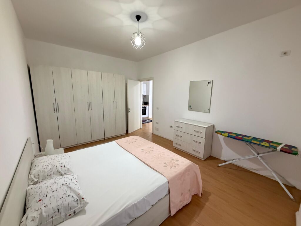 Appartamento 1+1 in affitto a 5 Maji  L'appartamento si trova in un edificio nuovo, con condizioni moderne e alta qualità costruttiva.  * Superficie: 70 m² * Piano: 2 * Organizzazione: 1 camera da letto + soggiorno con cucina * Arredamento: completamente nuovo, mai abitato prima  💰 Prezzo: 55.000 lek/mese