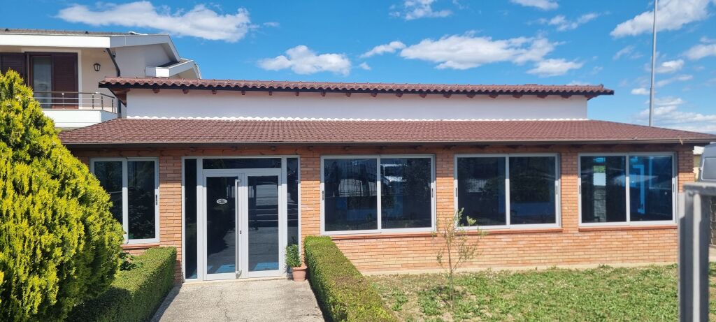 Ofrohet për shitje Bar-Kafe në rrugën nacionale Berat–Lushnjë, në fshatin Syzes, buzë rrugës kryesore.