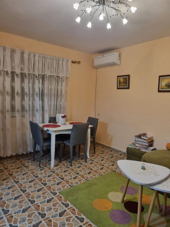 🏡 Jepet me qira apartament 1+1📍 Përballë Ministrisë së Mbrojtjes 🏫 50 m nga shkolla “Ramazan Jarani”💰 Çmimi: 35,000 lekë/muaj