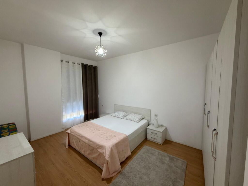 Appartamento 1+1 in affitto a 5 Maji  L'appartamento si trova in un edificio nuovo, con condizioni moderne e alta qualità costruttiva.  * Superficie: 70 m² * Piano: 2 * Organizzazione: 1 camera da letto + soggiorno con cucina * Arredamento: completamente nuovo, mai abitato prima  💰 Prezzo: 55.000 lek/mese