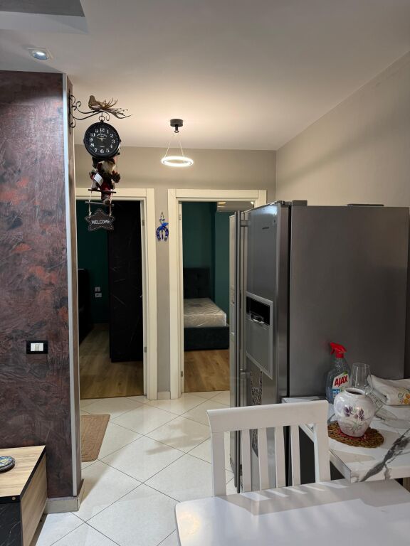 Jepet me qera 3+1  apartament, kopshti botanik.