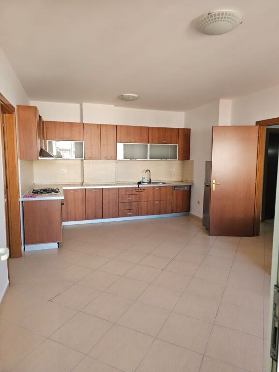 ZYRE ME QERA 112 M2 RRUGA E ELBASANIT 100.000 LEKE FH-72243