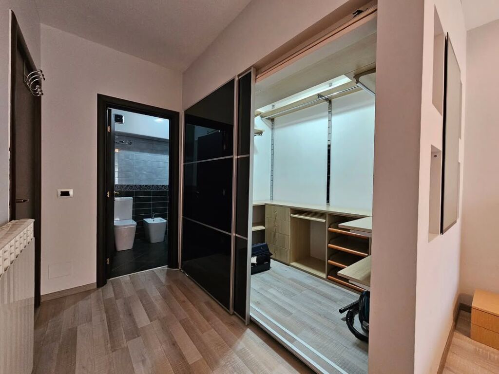 Apartament 2+1+2 për qira me post parkimi!
