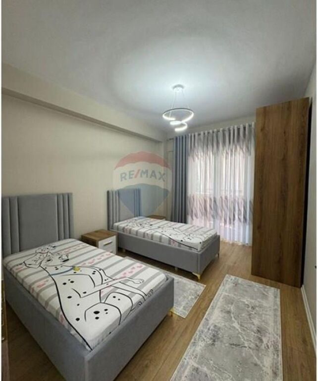 Apartament me qira, Qendra Kristal
