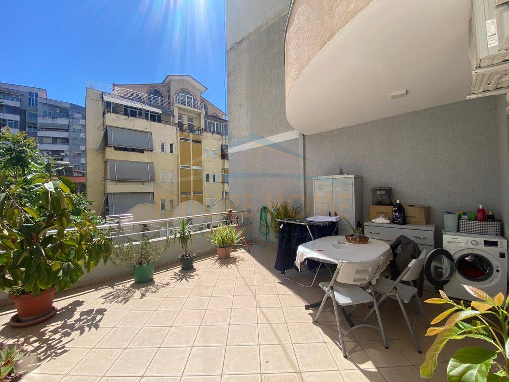 Shitet, Apartament 2+1+Verandë (I konvertuar), Fresku,