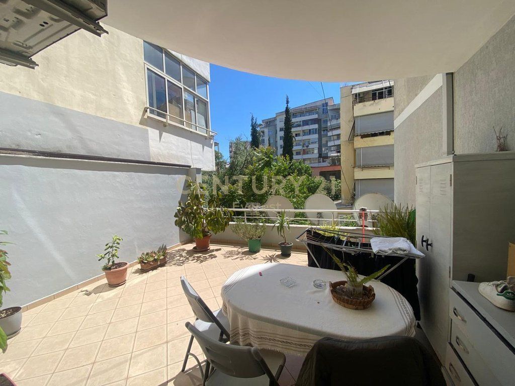 RESTORANT FRESKU, SHESIM APARTAMENT 2+1 ME VERANDE
