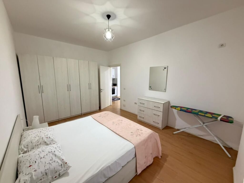 🏡 Jepet me qira apartament 1+1 tek 📍 5 Maji💰 Çmimi: 50,000 lekë/muaj 🚗 Me post parkimi: 55,000 lekë/muaj