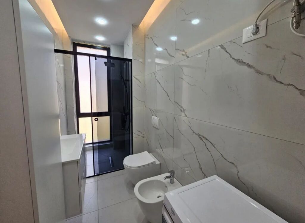 Appartamento 1+1 in affitto – 650€ / mese Posizione: Bulevardi i Ri, Tirana Piano: 6 Nuovo edificio – mai abitato prima  Viene offerto in affitto un appartamento moderno 1+1 in una delle zone più richieste di Tirana – Bulevardi i Ri. Si trova al 6° piano di un edificio nuovo, mai abitato prima. L'appartamento offre molta luce naturale e un ambiente confortevole, ideale per una coppia o una persona sola.  Prezzo: 650 euro / mese Non trattabile   Per ulteriori informazioni o per una visita alla proprietà, si prega di contattare.