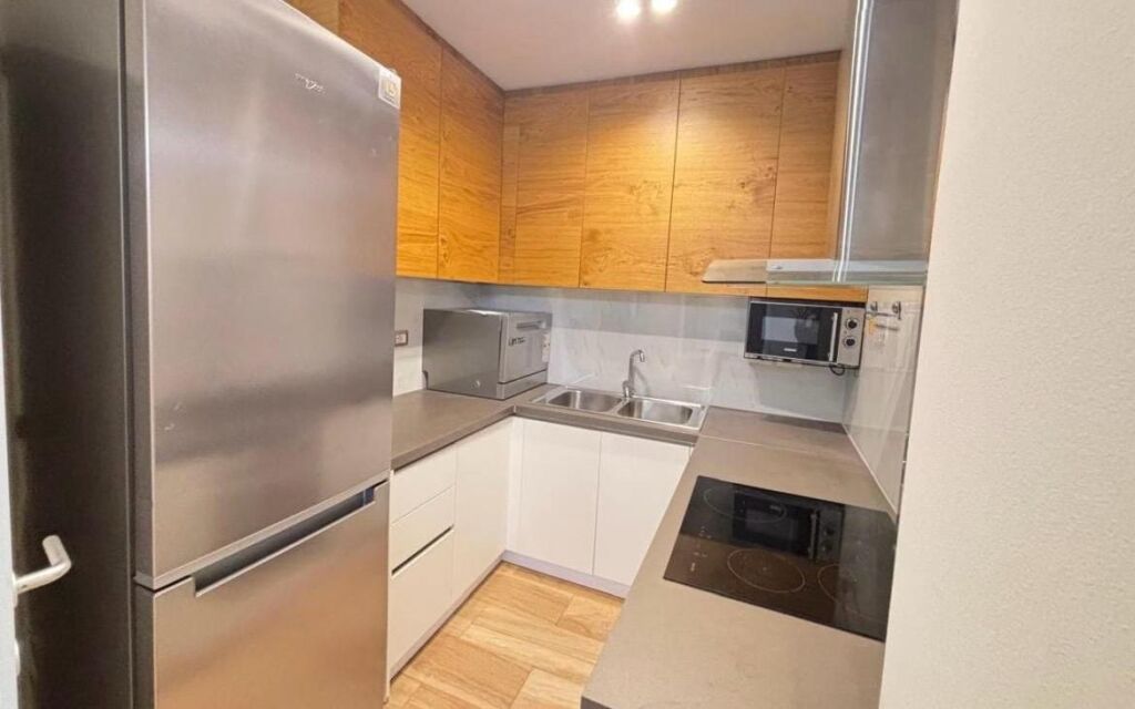 Apartament 3+1 per qira tek Shkolla e Kuqe.