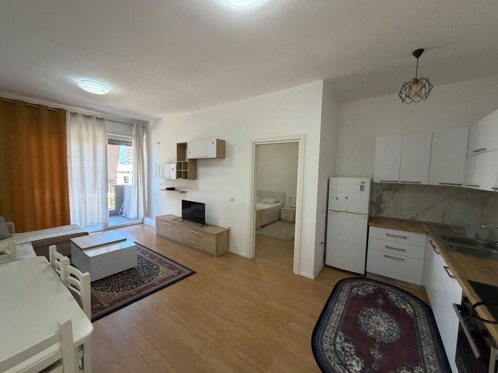 Appartamento 1+1 in affitto a 5 Maji  L'appartamento si trova in un edificio nuovo, con condizioni moderne e alta qualità costruttiva.  * Superficie: 70 m² * Piano: 2 * Organizzazione: 1 camera da letto + soggiorno con cucina * Arredamento: completamente nuovo, mai abitato prima  💰 Prezzo: 55.000 lek/mese