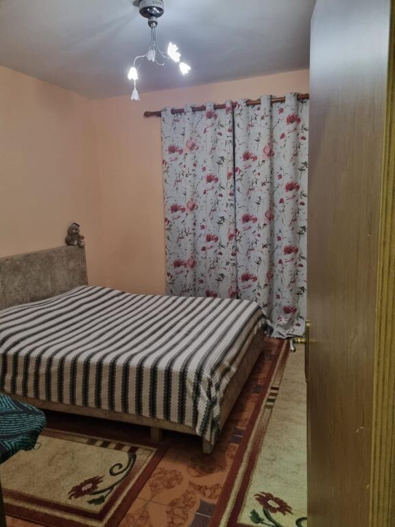🏡 Jepet me qira apartament 1+1📍 Përballë Ministrisë së Mbrojtjes 🏫 50 m nga shkolla “Ramazan Jarani”💰 Çmimi: 35,000 lekë/muaj