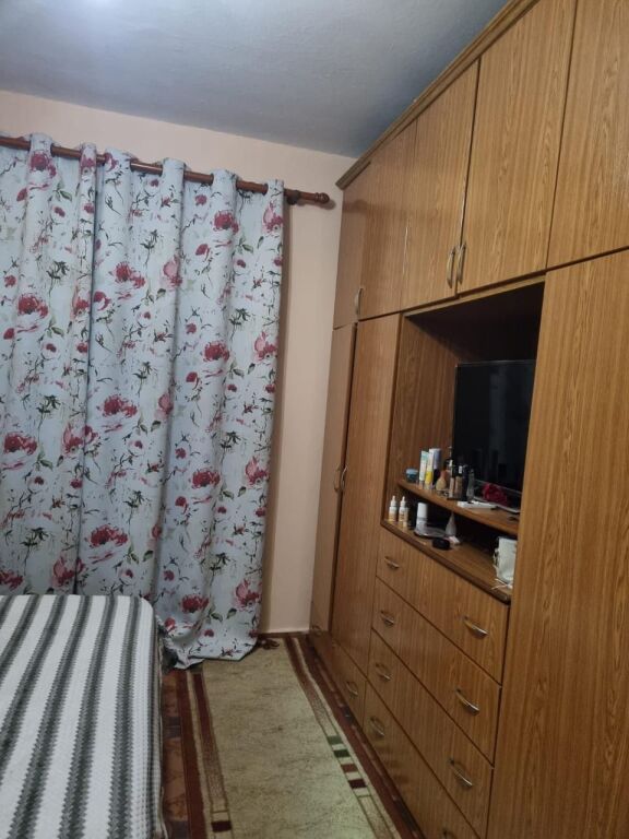 🏡 Jepet me qira apartament 1+1📍 Përballë Ministrisë së Mbrojtjes 🏫 50 m nga shkolla “Ramazan Jarani”💰 Çmimi: 35,000 lekë/muaj