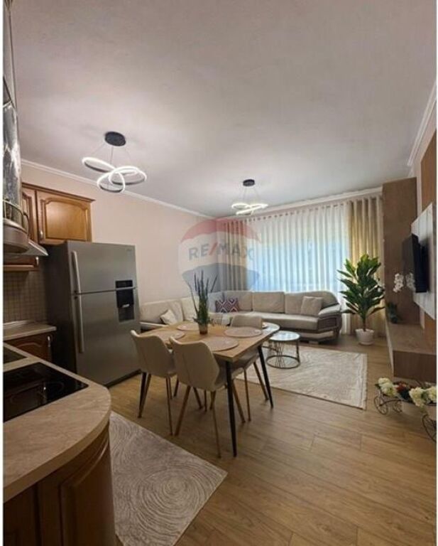 Apartament me qira, Qendra Kristal