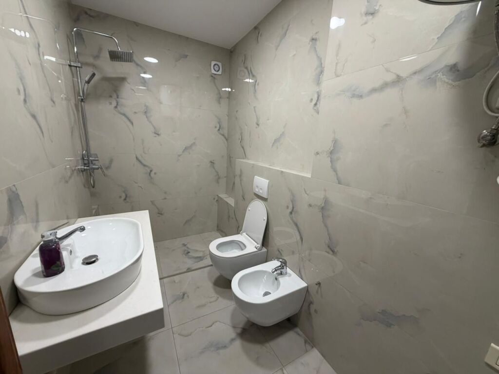 🏢Rruga 4 Deshmoret jepet me qera apartament 3+1+2 ,pjeserisht i mobiluar 80,000Leke