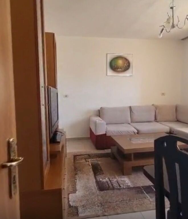 Apartament 1+1 për shitje pranë Kryegjyshatës!
