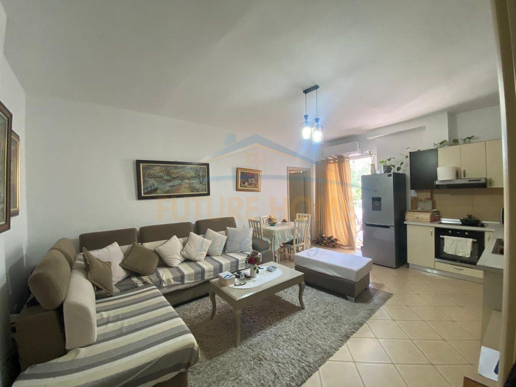 Shitet, Apartament 2+1+Verandë (I konvertuar), Fresku,