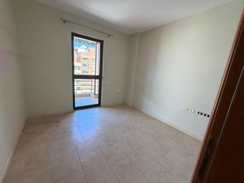 🏢Rruga 4 Deshmoret jepet me qera apartament 3+1+2 ,pjeserisht i mobiluar 80,000Leke
