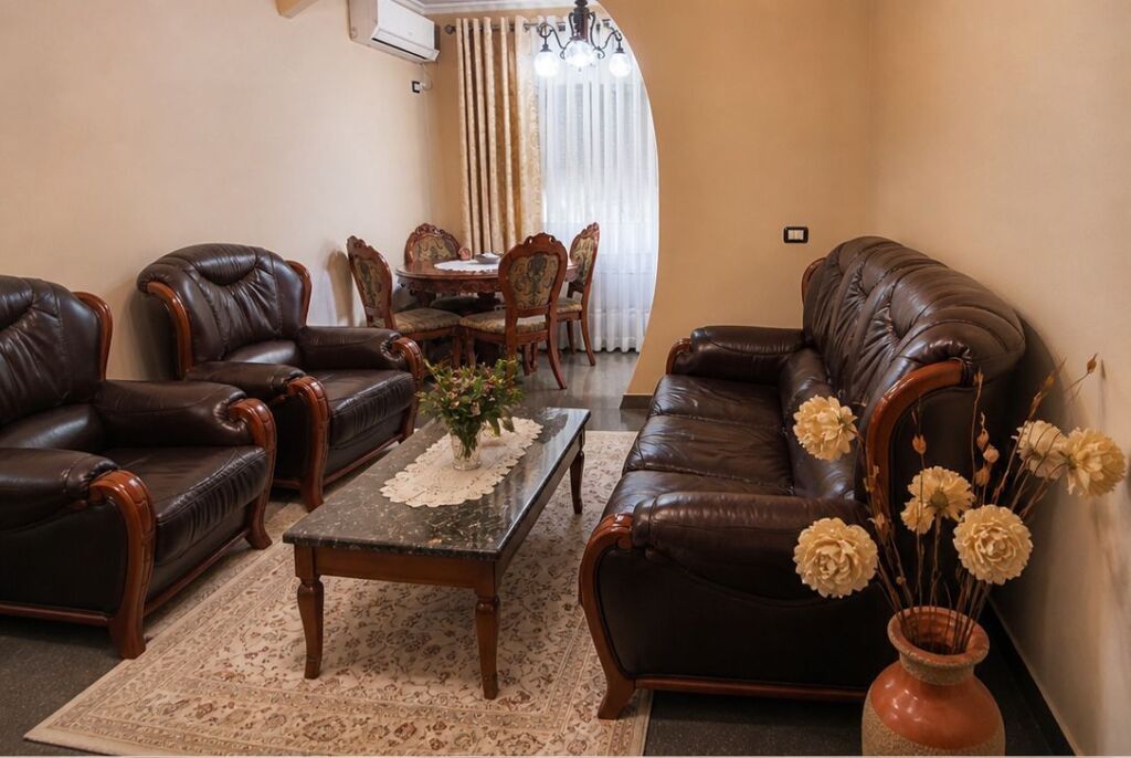 Rruga e Durresit, jepet me qera apartament 1+1.