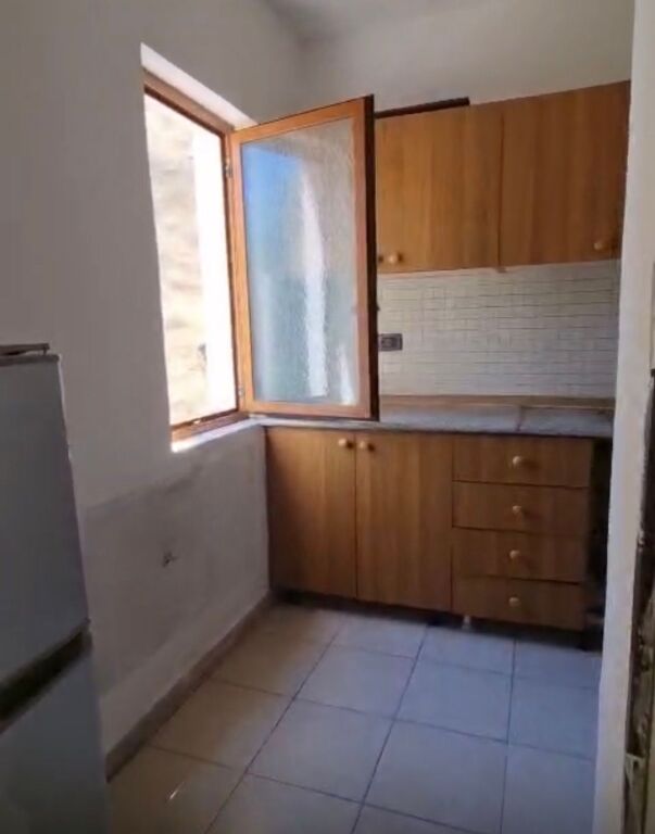 Apartament 1+1 për shitje pranë Kryegjyshatës!

