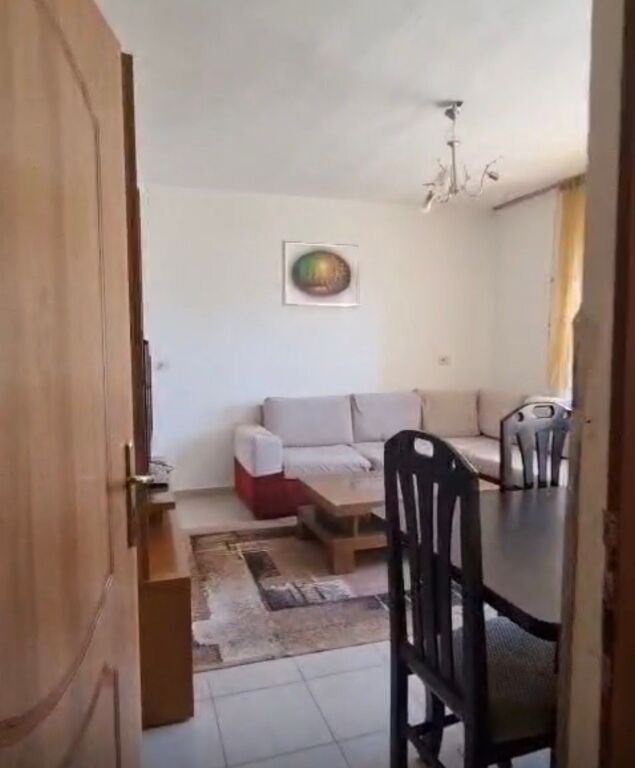 Apartament 1+1 për shitje pranë Kryegjyshatës!

