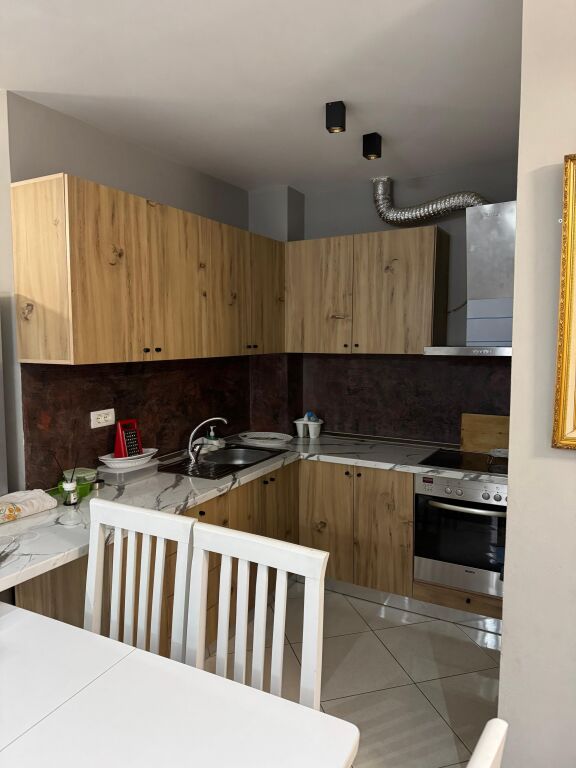 Jepet me qera 3+1  apartament, kopshti botanik.