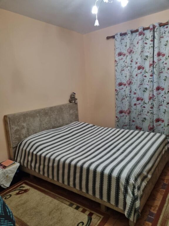 🏡 Jepet me qira apartament 1+1📍 Përballë Ministrisë së Mbrojtjes 🏫 50 m nga shkolla “Ramazan Jarani”💰 Çmimi: 35,000 lekë/muaj