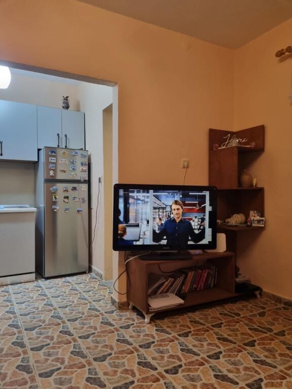 🏡 Jepet me qira apartament 1+1📍 Përballë Ministrisë së Mbrojtjes 🏫 50 m nga shkolla “Ramazan Jarani”💰 Çmimi: 35,000 lekë/muaj
