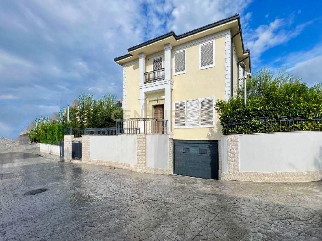 VENDESI, VILLA MODERNA INDIVIDUALE 3️⃣ PIANI con CORTILE, LAGO ASCIUTTO‼️ 1.650.000 €