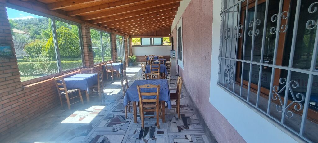 Ofrohet për shitje Bar-Kafe në rrugën nacionale Berat–Lushnjë, në fshatin Syzes, buzë rrugës kryesore.