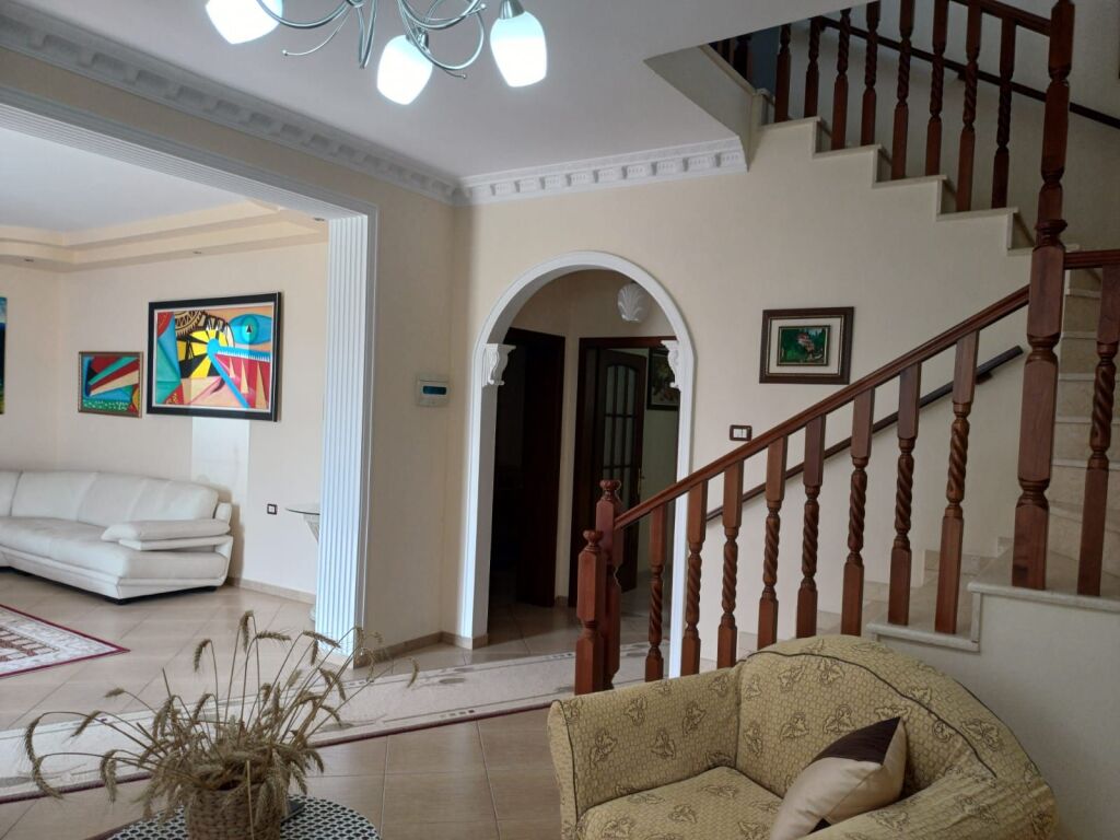 Rent | Vilë 4 + 1 | Fier | 2500 €/month