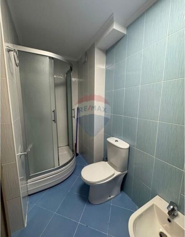 Apartament me qira, Qendra Kristal