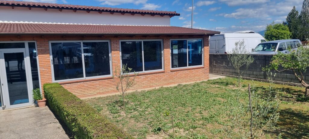 Ofrohet për shitje Bar-Kafe në rrugën nacionale Berat–Lushnjë, në fshatin Syzes, buzë rrugës kryesore.