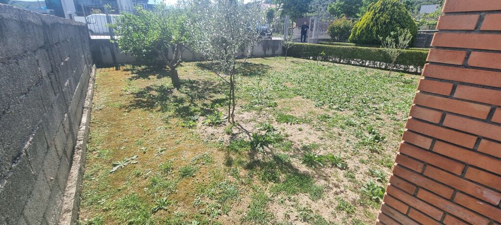 Ofrohet për shitje Bar-Kafe në rrugën nacionale Berat–Lushnjë, në fshatin Syzes, buzë rrugës kryesore.