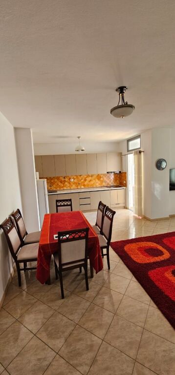 Jepet apartament me qira