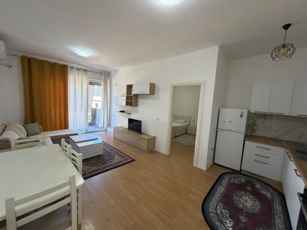 Appartamento 1+1 in affitto a 5 Maji  L'appartamento si trova in un edificio nuovo, con condizioni moderne e alta qualità costruttiva.  * Superficie: 70 m² * Piano: 2 * Organizzazione: 1 camera da letto + soggiorno con cucina * Arredamento: completamente nuovo, mai abitato prima  💰 Prezzo: 55.000 lek/mese