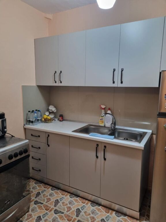🏡 Jepet me qira apartament 1+1📍 Përballë Ministrisë së Mbrojtjes 🏫 50 m nga shkolla “Ramazan Jarani”💰 Çmimi: 35,000 lekë/muaj