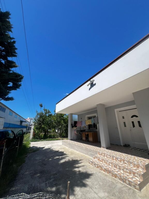 VENDESI PRIVATA IN VENDITA VICINO ALL'HOTEL DELTA, AUTOSTRADA DURRES-TIRANE