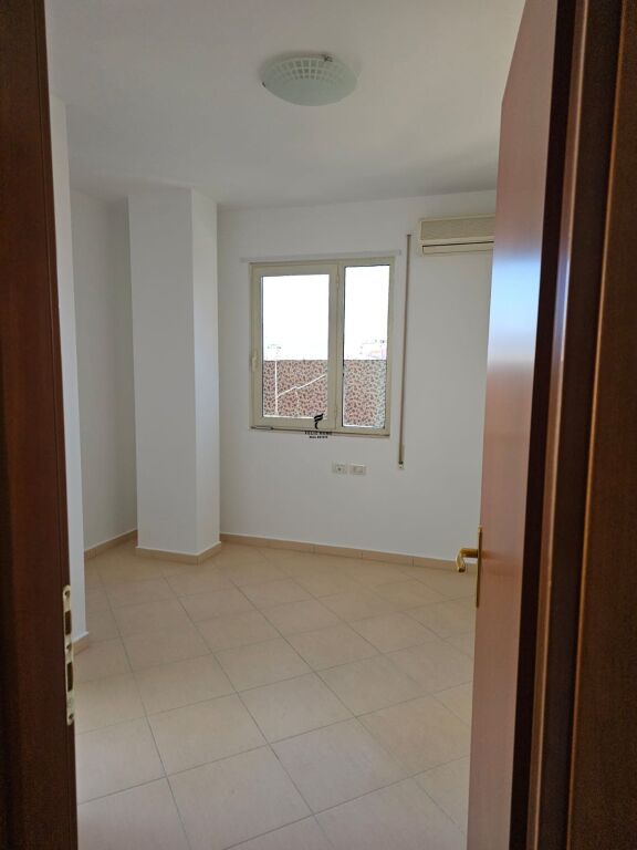 ZYRE ME QERA 112 M2 RRUGA E ELBASANIT 100.000 LEKE FH-72243