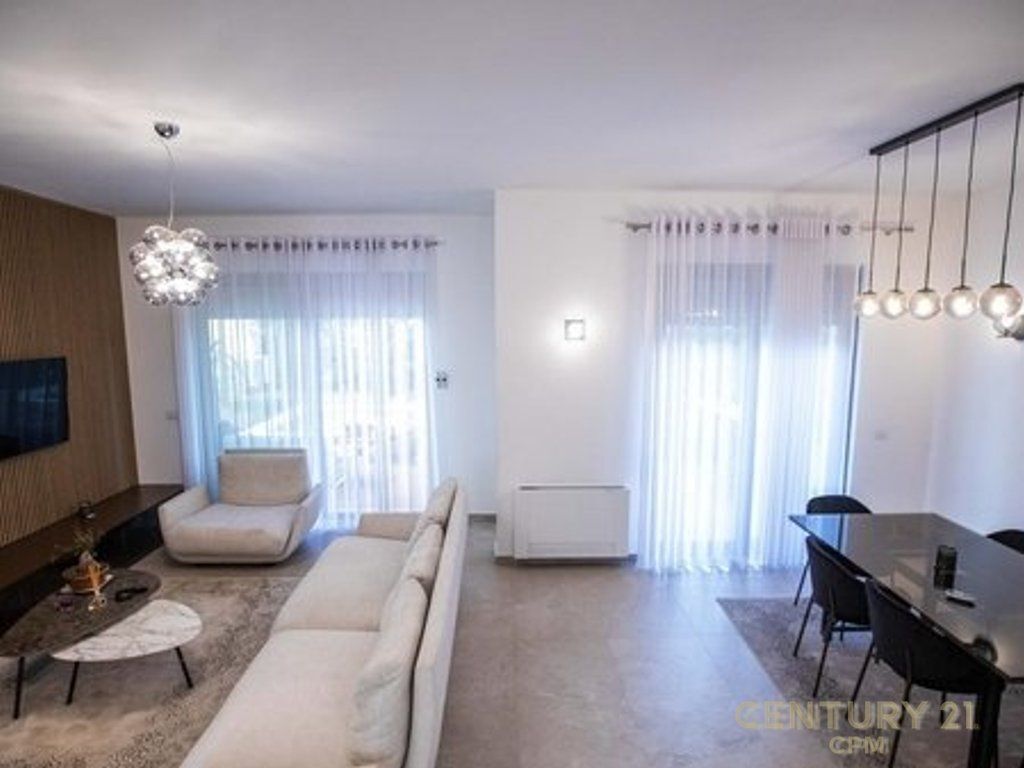 Jepet me qira Vile Luksoze Me Pishine, Rezidenca Porta e Gjelber 2,800 € Sip. Totale  380m2  Sip. e brendshme  255m2