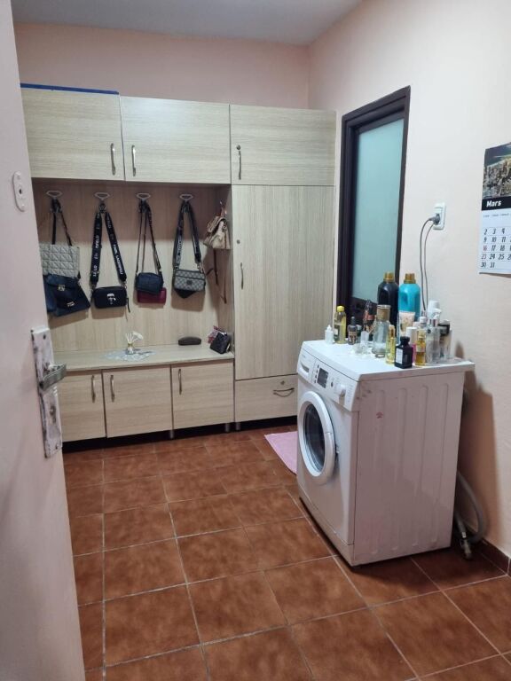 🏡 Jepet me qira apartament 1+1📍 Përballë Ministrisë së Mbrojtjes 🏫 50 m nga shkolla “Ramazan Jarani”💰 Çmimi: 35,000 lekë/muaj