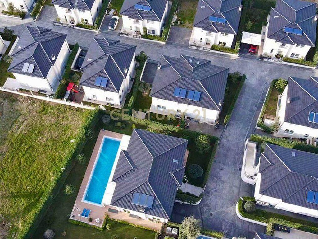 VENDESI, VILLA MODERNA INDIVIDUALE 3️⃣ PIANI con CORTILE, LAGO ASCIUTTO‼️ 1.650.000 €