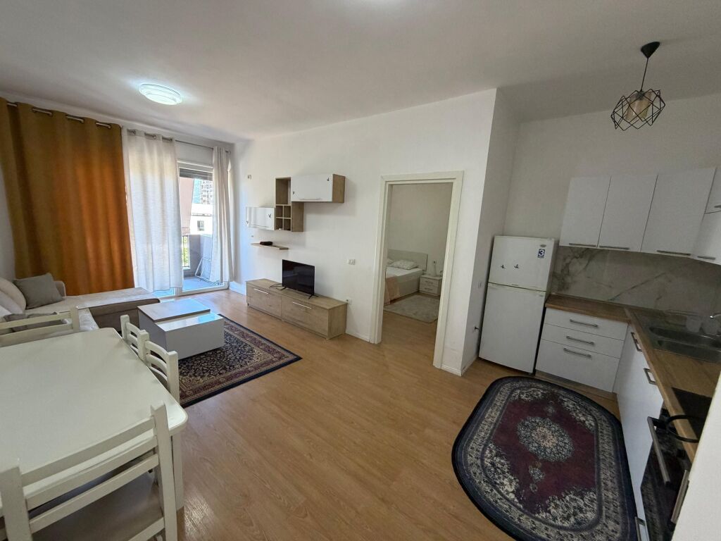 Appartamento 1+1 in affitto a 5 Maji  L'appartamento si trova in un edificio nuovo, con condizioni moderne e alta qualità costruttiva.  * Superficie: 70 m² * Piano: 2 * Organizzazione: 1 camera da letto + soggiorno con cucina * Arredamento: completamente nuovo, mai abitato prima  💰 Prezzo: 55.000 lek/mese