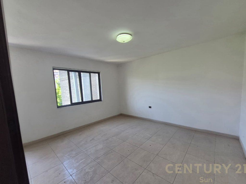 Shitet Apartament 2+1 me Dhomë Shërbimi në ish stacionin e fundit të Tiranës së Re – Mundësi Investimi!