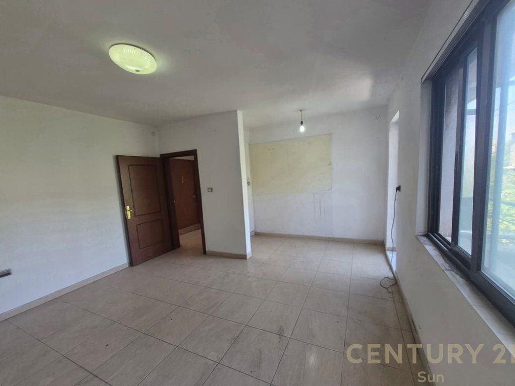 Shitet Apartament 2+1 me Dhomë Shërbimi në ish stacionin e fundit të Tiranës së Re – Mundësi Investimi!