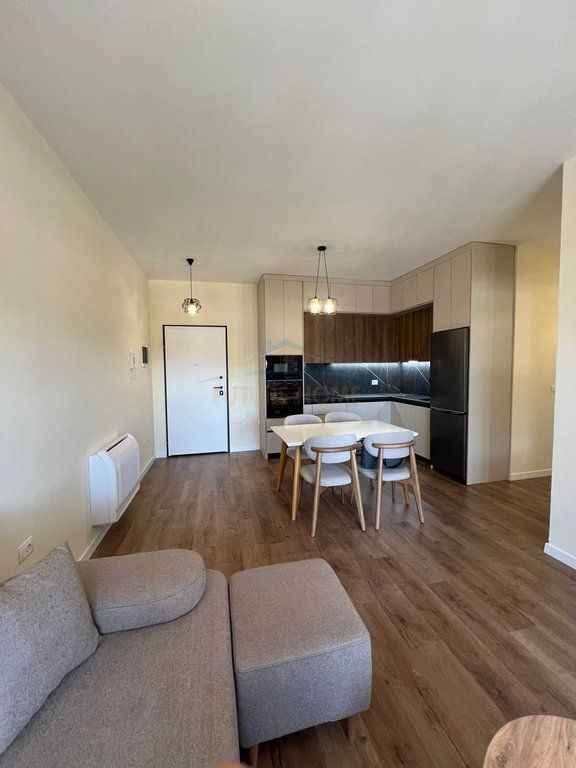 Jepet me Qera Apartament 2+1+2+Post në Rrugen 5 Maj.