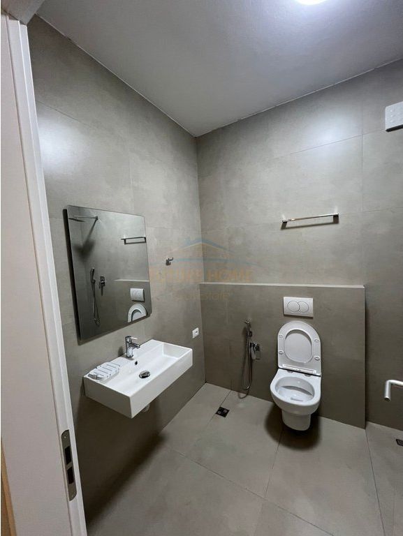 Jepet me Qera Apartament 2+1+2+Post në Rrugen 5 Maj.