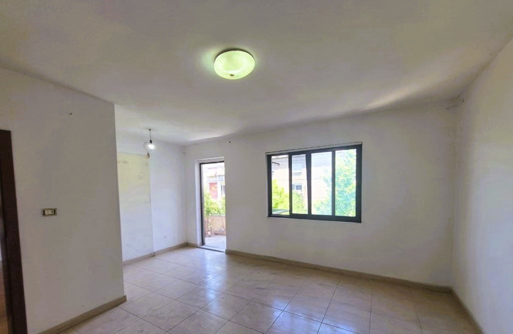 Shitet Apartament 2+1 me Dhomë Shërbimi në ish stacionin e fundit të Tiranës së Re – Mundësi Investimi!